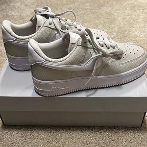 Nike Air Force 1 in light bone/white